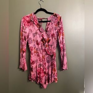 Mossimo Pink Romper with flowy sleeves and tie around the back